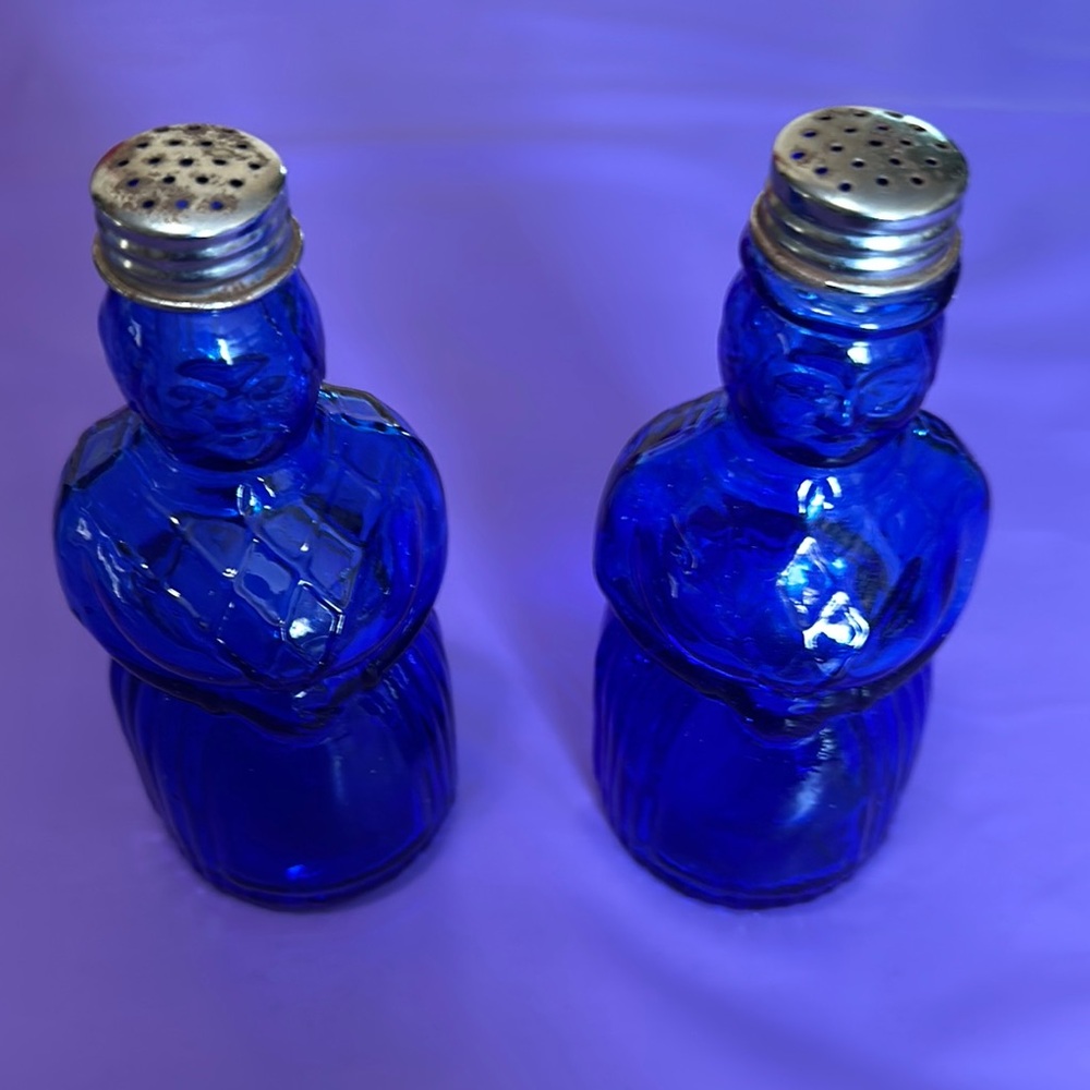 Elegant Blue Glass Shakers